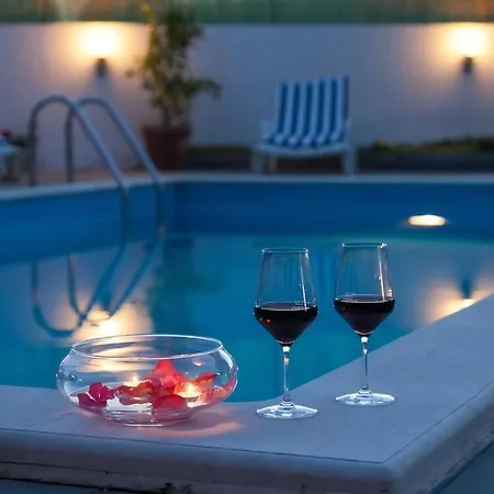 بيت للعطل In Mit Grosser Terrasse *