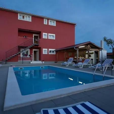 بيت للعطل In Mit Grosser Terrasse