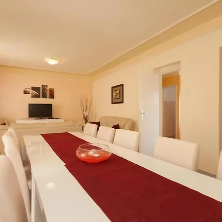 بيت للعطل In Mit Grosser Terrasse