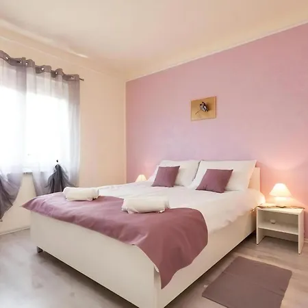 Holiday home In Mit Grosser Terrasse Rovinj